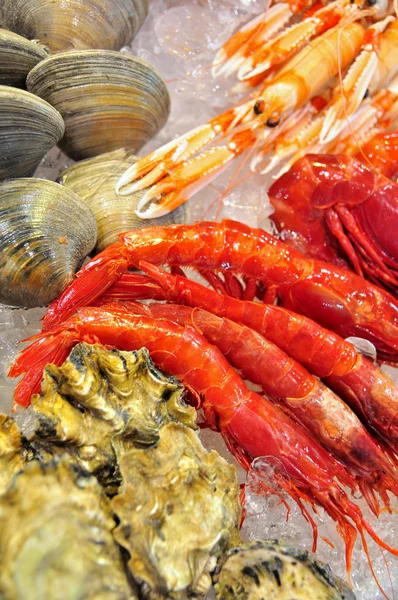 Hong Kong, China - 8 de setembro de 2015: Muitos frutos do mar deliciosos são exibidos lindamente em uma feira de frutos do mar em Hong Kong — Fotografia de Stock