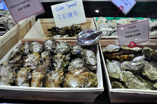 Hong Kong, Chine - 8 septembre 2015 : Beaucoup de délicieux fruits de mer sont exposés magnifiquement lors d'un salon des fruits de mer à Hong Kong — Photo