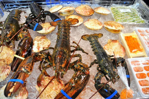 Hong Kong, China - 8 September 2015: Banyak makanan laut yang lezat dipamerkan dengan indah di pameran perdagangan makanan laut di Hong Kong — Stok Foto