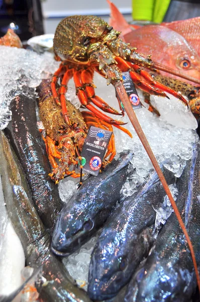 Hong Kong, China - 8 de septiembre de 2015: Un montón de deliciosos mariscos se exhiben maravillosamente en una feria de mariscos en Hong Kong — Foto de Stock