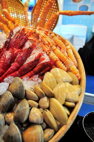 Hong Kong, China - 8 de septiembre de 2015: Un montón de deliciosos mariscos se exhiben maravillosamente en una feria de mariscos en Hong Kong — Foto de Stock