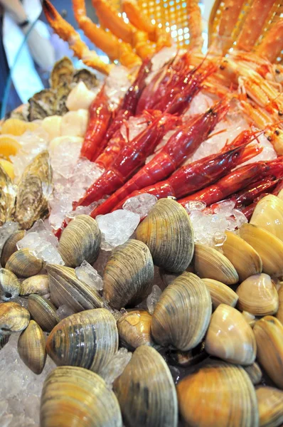 Hong Kong, Chine - 8 septembre 2015 : Beaucoup de délicieux fruits de mer sont exposés magnifiquement lors d'un salon des fruits de mer à Hong Kong — Photo