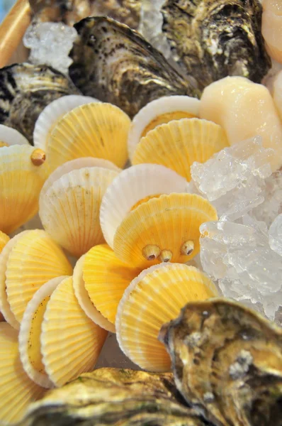 Hong Kong, Chine - 8 septembre 2015 : Beaucoup de délicieux fruits de mer sont exposés magnifiquement lors d'un salon des fruits de mer à Hong Kong — Photo