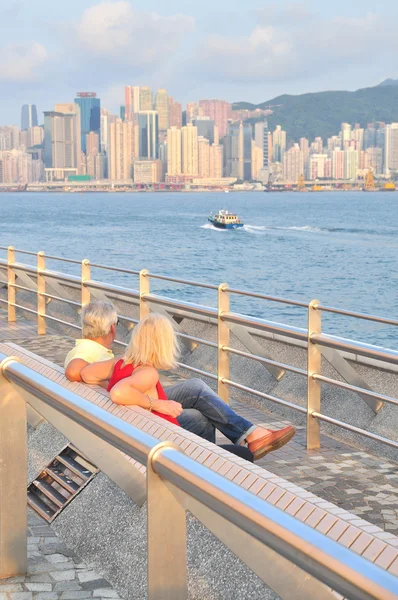 Hong Kong, China - 9 de septiembre de 2015: Una pareja de ancianos está sentada en el puerto de Hong Kong — Foto de Stock