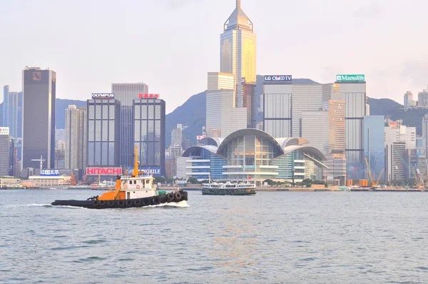 Hong Kong, China - 9 de septiembre de 2015: Ferry and ships are running at the channel of Hong Kong — Foto de Stock