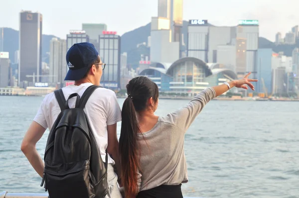 Hong Kong, China - September 9, 2015: A young couple is standing at the port looking at the city — Stock Photo, Image