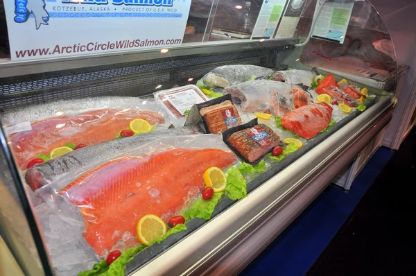 Hong Kong, China - 8 September 2015: Banyak makanan laut yang lezat dipamerkan dengan indah di pameran perdagangan makanan laut di Hong Kong Stok Gambar Bebas Royalti