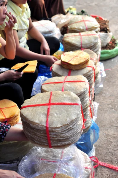 I cracker di riso sono in vendita in un mercato locale in Vietnam — Foto Stock