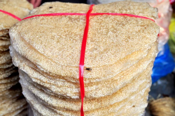 Reisknacker werden auf einem lokalen Markt in Vietnam verkauft — Stockfoto