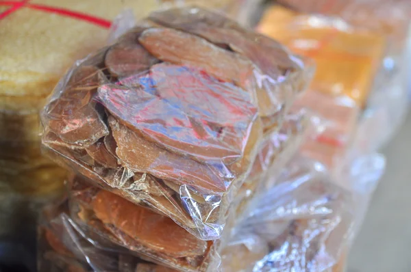 Getrocknete Süßkartoffeln werden auf einem lokalen Markt in Vietnam verkauft — Stockfoto