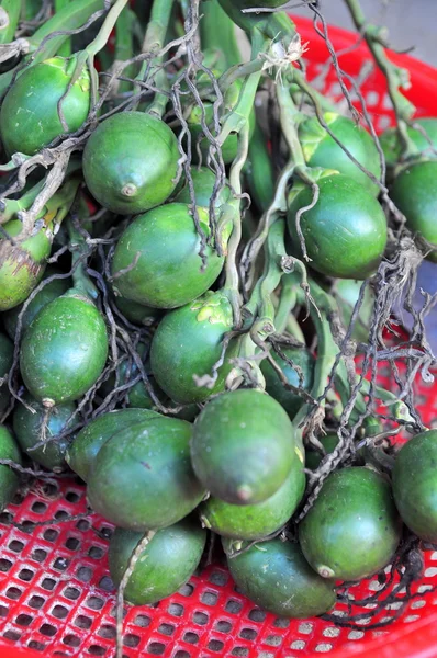 Areca frukter är till salu på en lokal marknad i Vietnam — Stockfoto