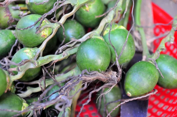 Areca frukter är till salu på en lokal marknad i Vietnam — Stockfoto