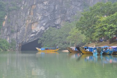 Geleneksel yerel tekne turizm için transfer seyahat edenler için bekleyen bir iskelede demirleme
