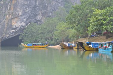 Geleneksel yerel tekne turizm için transfer seyahat edenler için bekleyen bir iskelede demirleme
