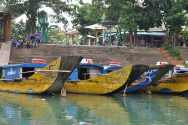 Quang Binh, Vietnam - 23 Ekim 2015: geleneksel yerel tekne turizm için transfer seyahat edenler için bekleyen bir iskelede demirleme