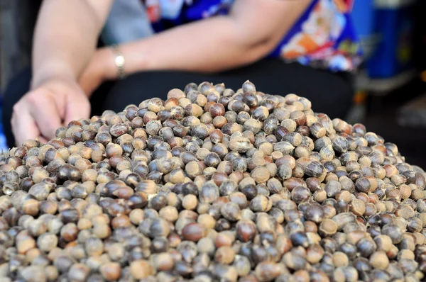 Le conchiglie sono in vendita in un mercato locale in Vietnam — Foto Stock
