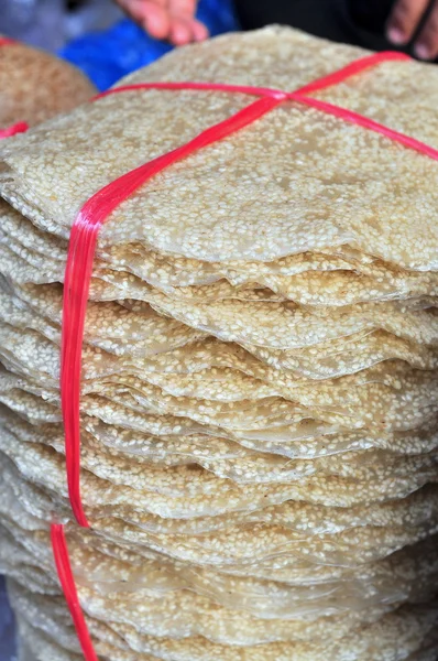 Rijst crackers s zijn te koop in een lokale markt in Vietnam — Stockfoto