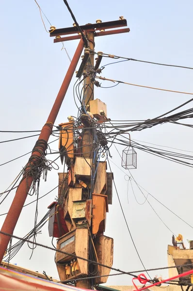 Un poteau électrique compliqué dans une zone reculée au Vietnam — Photo