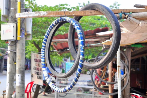 Автомобильная шина висит на заметке авторемонтной станции во Вьетнаме — стоковое фото