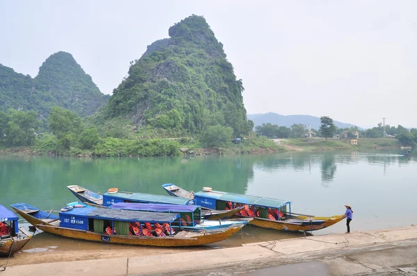 Barcos locais tradicionais transferidos para o turismo estão atracando em um cais à espera de viajantes — Fotografia de Stock