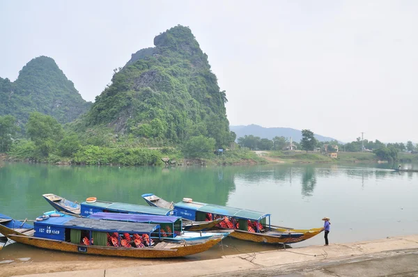 Традиционные местные лодки, перевозимые для туризма, швартуются на пирсе в ожидании путешественников — стоковое фото
