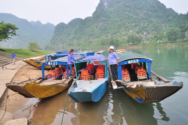 Традиционные местные лодки, перевозимые для туризма, швартуются на пирсе в ожидании путешественников — стоковое фото