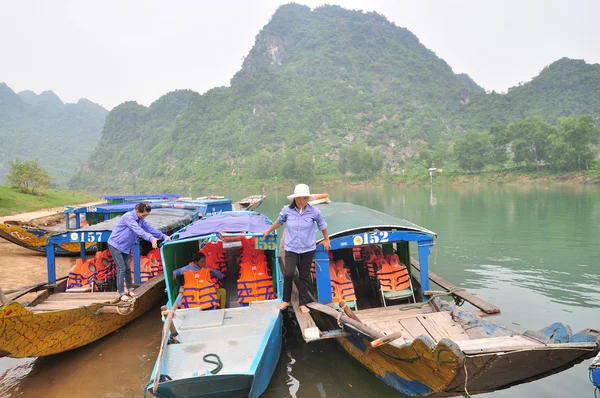 Barcos locais tradicionais transferidos para o turismo estão atracando em um cais à espera de viajantes — Fotografia de Stock