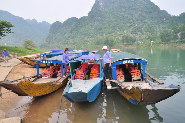 Traditional local boats transfered for tourism are mooring at a pier waiting for travellers — Stock Photo, Image