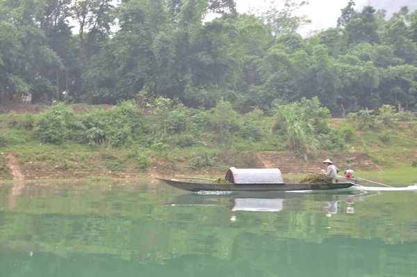 Pescador local estão pescando com seu pequeno barco no Trang Um rio — Fotografia de Stock