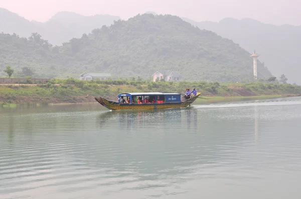 Pescador local estão pescando com seu pequeno barco no Trang Um rio — Fotografia de Stock