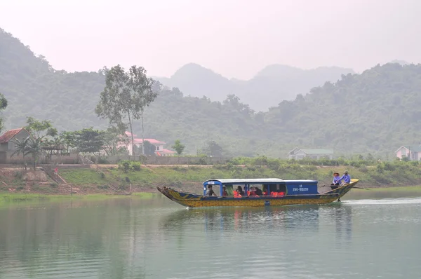 Local fisherman are fishing with his small boat on the Trang An river — Stock Photo, Image