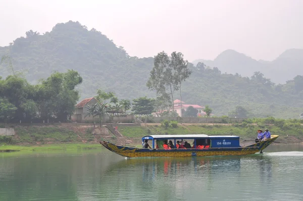Pescador local está pescando con su pequeño barco en el río Trang An —  Fotos de Stock