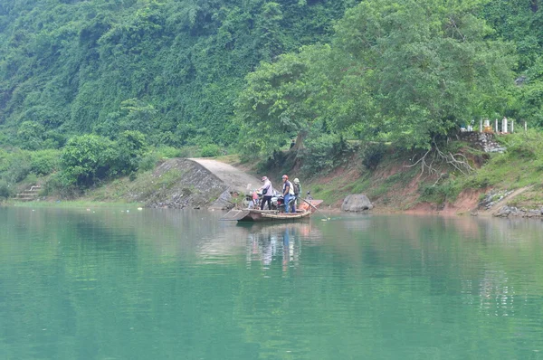 Local fisherman are fishing with his small boat on the Trang An river — Stock Photo, Image