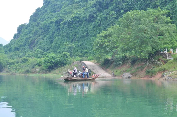 Helyi Halász halászni a kis csónak a Trang egy folyó — Stock Fotó