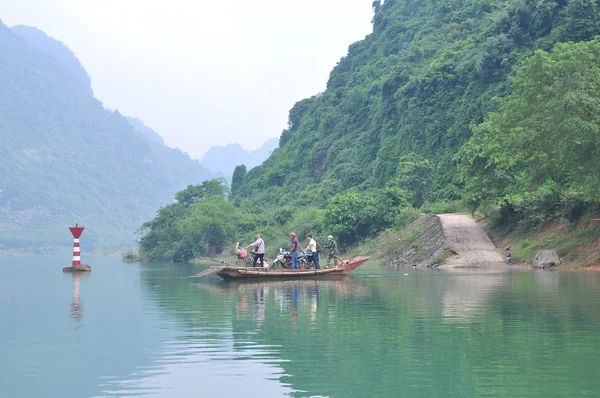 Einheimische Fischer fischen mit ihrem kleinen Boot auf dem Trang an Fluss — Stockfoto