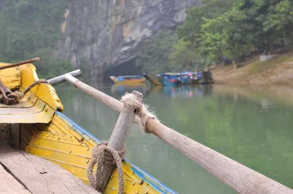 퐁 나 관광객 들을 위한 작은 전통적인 보트 동굴 베트남에서 — 스톡 사진