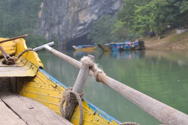 퐁 나 관광객 들을 위한 작은 전통적인 보트 동굴 베트남에서 — 스톡 사진