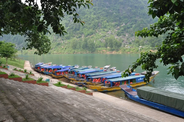 Quang binh, Vietnam - 23. Oktober 2015: traditionelle lokale Boote, die für den Tourismus transferiert wurden, liegen an einem Pier und warten auf Reisende — Stockfoto