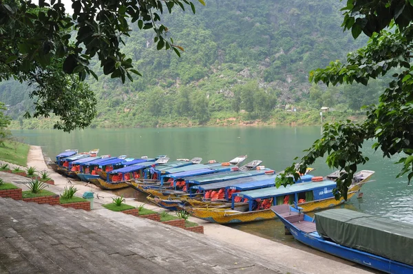 Quang Binh, Vietnam - 23 de octubre de 2015: Embarcaciones locales tradicionales transferidas para el turismo están atracando en un muelle esperando a los viajeros —  Fotos de Stock
