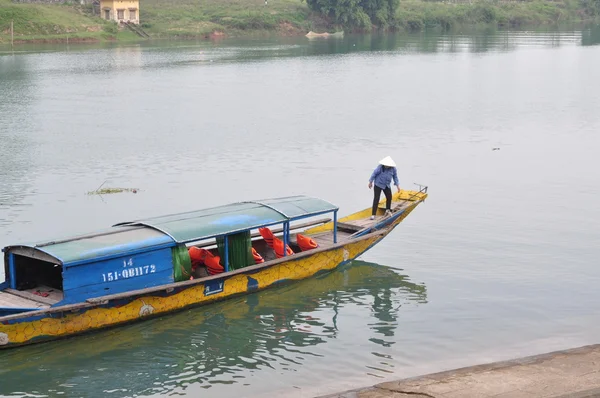 Quang Binh, Vietnã - 23 de outubro de 2015: Barcos tradicionais locais transferidos para o turismo estão atracando em um cais à espera de viajantes — Fotografia de Stock