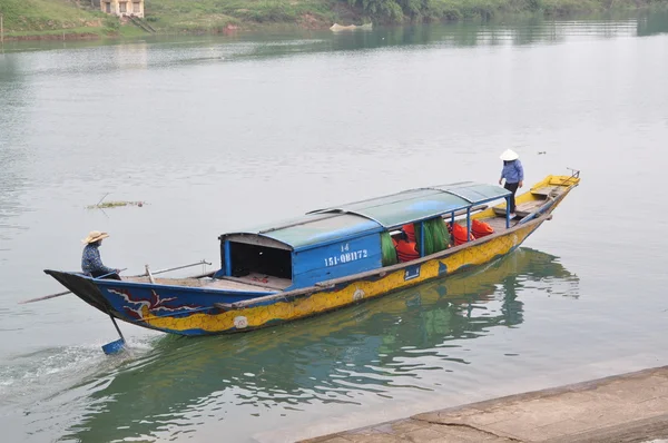 Quang Binh, Vietnam - 23 ottobre 2015: Barche tradizionali locali trasferite per turismo ormeggiano in un molo in attesa di viaggiatori — Foto Stock