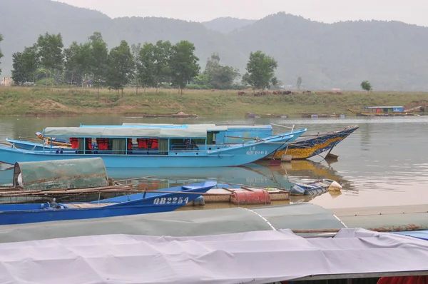 Куанг Бинь, Вьетнам - 23 октября 2015 г.: Традиционные местные лодки, перевозимые для туризма, швартуются на причале, ожидающем путешественников — стоковое фото