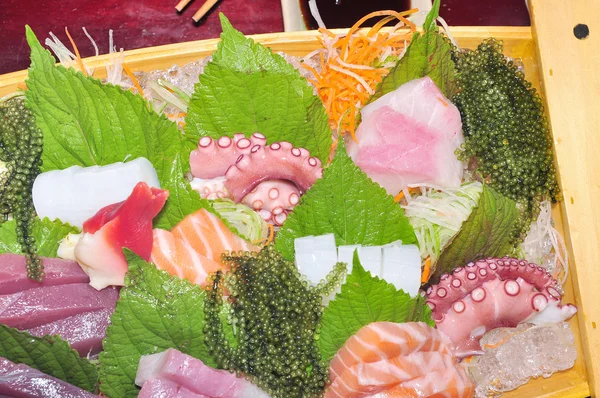 Лодка суши с тунцом, лососем, зеленой икрой и осьминогом — стоковое фото