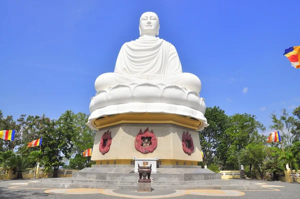 Grande statue blanche de Bouddha — Photo