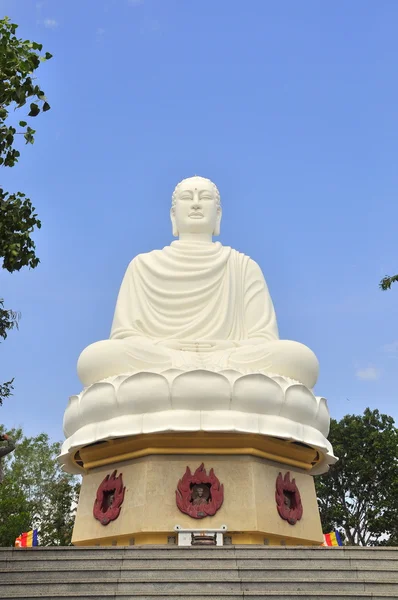 Grande statua bianca di Buddha — Foto Stock