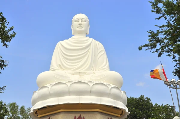 Grande statua bianca di Buddha — Foto Stock