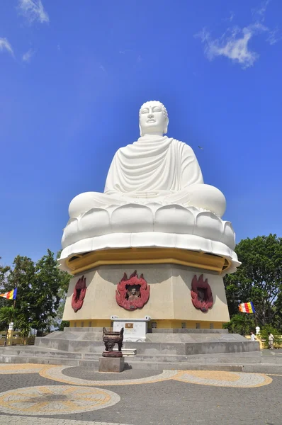 Grande statue blanche de Bouddha — Photo