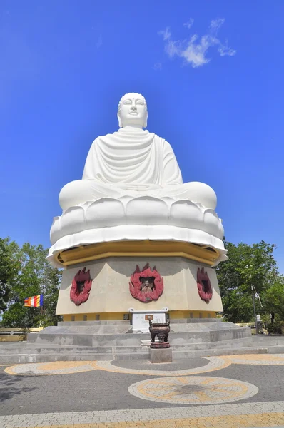 Grande statue blanche de Bouddha — Photo