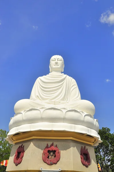 Grande statua bianca di Buddha — Foto Stock