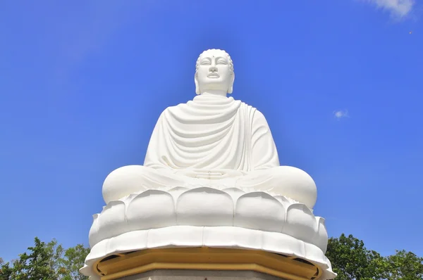 Grande statua bianca di Buddha — Foto Stock